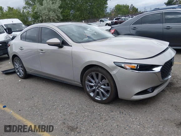 ✅ 2023 Mazda 3 S Carbon Edition • VIN: 3MZBPACM1PM379653 • Lot: 45164431. Wystawiony na IAAI z przebiegiem 12 718 mil. Bezpłatny archiwum sprzedaży aukcyjnych z USA i szczegółowy raport historii pojazdu na DreamBid. Zdjęcie 1.