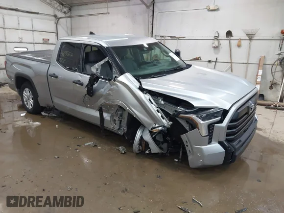 ✅ 2022 Toyota Tundra SR5 • VIN: 5TFLA5DA9NX042790 • Лот: 44203536. Опубликован ранее на IAAI с пробегом 20 339 миль. Бесплатный доступ к архиву аукционных продаж из США и подробный отчёт об истории автомобиля на DreamBid. Изображение 1.