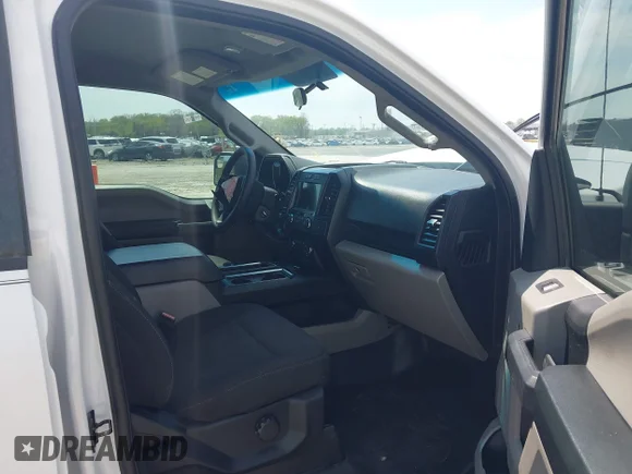 ✅ 2018 Ford F-150 XL • VIN: 1FTEW1E59JKD04318 • Lot: 44811052. Wystawiony na IAAI z przebiegiem 98 270 mil. Bezpłatny archiwum sprzedaży aukcyjnych z USA i szczegółowy raport historii pojazdu na DreamBid. Zdjęcie 5.