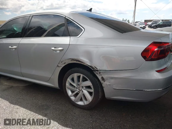 ✅ 2018 Volkswagen Passat SE • VIN: 1VWBA7A36JC013047 • Lot: 44856598. Wystawiony na IAAI z przebiegiem 98 602 mil. Bezpłatny archiwum sprzedaży aukcyjnych z USA i szczegółowy raport historii pojazdu na DreamBid. Zdjęcie 6.