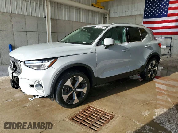 ✅ 2025 Volvo XC40 Core Bright Theme • VIN: YV4L12UJ7S2465341 • Lot: 58557816. Wystawiony na Copart z przebiegiem Nie podano. Bezpłatny archiwum sprzedaży aukcyjnych z USA i szczegółowy raport historii pojazdu na DreamBid. Zdjęcie 1.