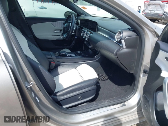 ✅ 2019 Mercedes-Benz A 220 • VIN: WDD3G4EB7KW024909 • Lot: 44718937. Wystawiony na IAAI z przebiegiem 81 250 mil. Bezpłatny archiwum sprzedaży aukcyjnych z USA i szczegółowy raport historii pojazdu na DreamBid. Zdjęcie 5.