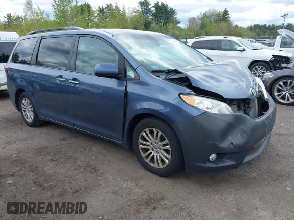 ✅ 2015 Toyota Sienna XLE Premium • VIN: 5TDYK3DC6FS567080 • Lot: 45035990. Wystawiony na IAAI z przebiegiem 137 989 mil. Bezpłatny archiwum sprzedaży aukcyjnych z USA i szczegółowy raport historii pojazdu na DreamBid. Zdjęcie 1.