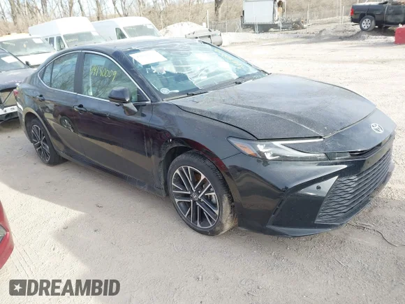 ✅ 2025 Toyota Camry LE • VIN: 4T1DBADK2SU004779 • Лот: 44180009. Опубликован ранее на IAAI с пробегом 30 715 миль. Бесплатный доступ к архиву аукционных продаж из США и подробный отчёт об истории автомобиля на DreamBid. Изображение 1.