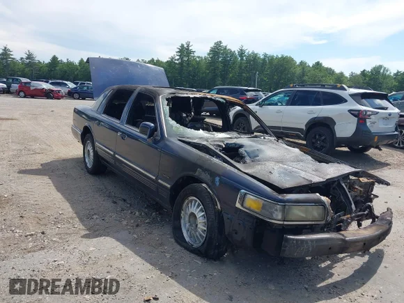 ✅ 1997 Lincoln Town Car Signature • VIN: 1LNLM82W6VY614430 • Lot: 42598250. Wystawiony na IAAI z przebiegiem Nie podano. Bezpłatny archiwum sprzedaży aukcyjnych z USA i szczegółowy raport historii pojazdu na DreamBid. Zdjęcie 1.