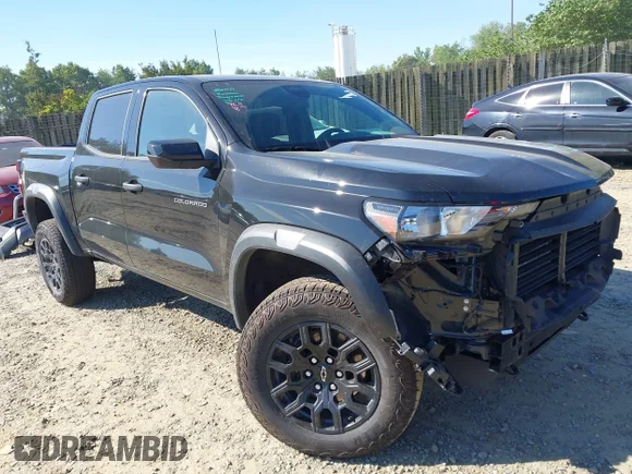 ✅ 2026 Chevrolet Colorado 4WD Trail Boss • VIN: 1GCPTEEK0T1100434 • Lot: 45240742. Wystawiony na IAAI z przebiegiem 14 255 mil. Bezpłatny archiwum sprzedaży aukcyjnych z USA i szczegółowy raport historii pojazdu na DreamBid. Zdjęcie 1.