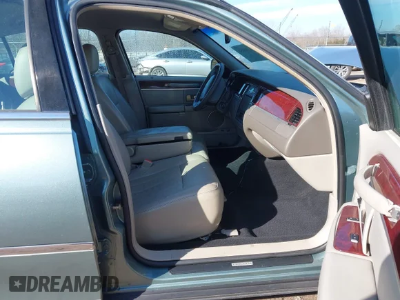 ✅ 2005 Lincoln Town Car Signature • VIN: 1LNHM81W25Y657105 • Lot: 41398051. Wystawiony na IAAI z przebiegiem Nie podano. Bezpłatny archiwum sprzedaży aukcyjnych z USA i szczegółowy raport historii pojazdu na DreamBid. Zdjęcie 5.