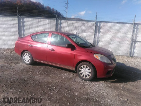 ✅ 2014 Nissan Versa S Plus • VIN: 3N1CN7AP8EL817572 • Lot: 38019150. Wystawiony na IAAI z przebiegiem 127 581 mil. Bezpłatny archiwum sprzedaży aukcyjnych z USA i szczegółowy raport historii pojazdu na DreamBid. Zdjęcie 1.