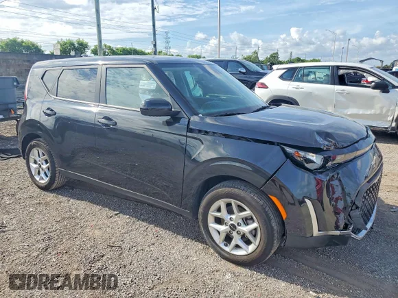 ✅ 2025 Kia Soul LX • VIN: KNDJ23AU1S7940884 • Lot: 56882846. Wystawiony na Copart z przebiegiem 19 478 mil. Bezpłatny archiwum sprzedaży aukcyjnych z USA i szczegółowy raport historii pojazdu na DreamBid. Zdjęcie 4.