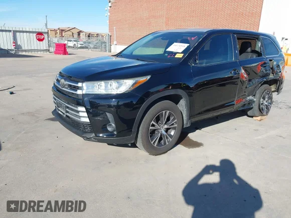✅ 2019 Toyota Highlander LE Plus • VIN: 5TDZZRFH7KS299985 • Lot: 44124518. Wystawiony na IAAI z przebiegiem 133 036 mil. Bezpłatny archiwum sprzedaży aukcyjnych z USA i szczegółowy raport historii pojazdu na DreamBid. Zdjęcie 2.