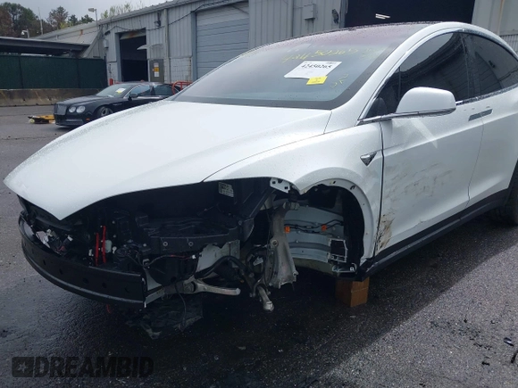 ✅ 2018 Tesla Model X 75D • VIN: 5YJXCBE21JF141187 • Lot: 42450265. Wystawiony na IAAI z przebiegiem 34 233 mil. Bezpłatny archiwum sprzedaży aukcyjnych z USA i szczegółowy raport historii pojazdu na DreamBid. Zdjęcie 6.