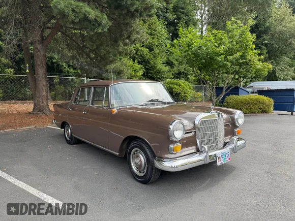 ✅ 1965 Mercedes-Benz 190 • VIN: 190C111510F • Lot: 62136915. Wystawiony na Copart z przebiegiem 59 390 mil. Bezpłatny archiwum sprzedaży aukcyjnych z USA i szczegółowy raport historii pojazdu na DreamBid. Zdjęcie 1.