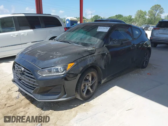 ✅ 2019 Hyundai Veloster 2.0 • VIN: KMHTG6AF3KU008311 • Lot: 41974136. Wystawiony na IAAI z przebiegiem 105 191 mil. Bezpłatny archiwum sprzedaży aukcyjnych z USA i szczegółowy raport historii pojazdu na DreamBid. Zdjęcie 2.
