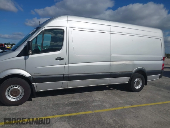✅ 2014 Mercedes-Benz Sprinter Cargo EXT • VIN: WD3PE8DC6E5861609 • Лот: 43953995. Опубліковано раніше на IAAI з пробігом 88 438 миль. Безкоштовний доступ до архіву аукціонних продажів зі США та докладний звіт про історію автомобіля на DreamBid. Зображення 6.