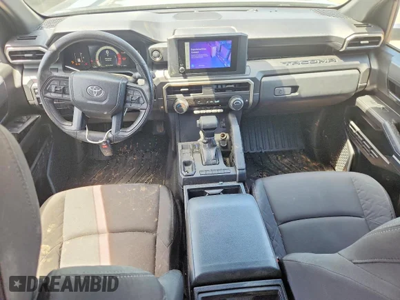 ✅ 2025 Toyota Tacoma SR • VIN: 3TYKD5HN9ST027826 • Lot: 48915306. Wystawiony na Copart z przebiegiem 18 269 mil. Bezpłatny archiwum sprzedaży aukcyjnych z USA i szczegółowy raport historii pojazdu na DreamBid. Zdjęcie 8.