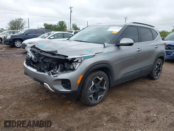 ✅ 2024 Kia Seltos EX • VIN: KNDER2AAXR7479966 • Лот: 45192441. Опубликован ранее на IAAI с пробегом 52 259 миль. Бесплатный доступ к архиву аукционных продаж из США и подробный отчёт об истории автомобиля на DreamBid. Изображение 2.