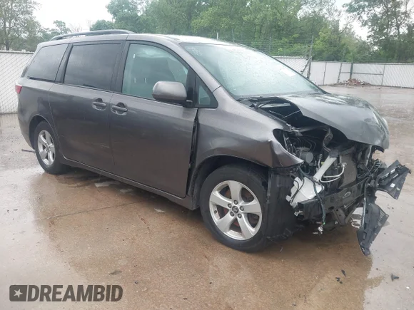 ✅ 2019 Toyota Sienna LE • VIN: 5TDKZ3DC8KS983272 • Lot: 44962088. Wystawiony na IAAI z przebiegiem 79 771 mil. Bezpłatny archiwum sprzedaży aukcyjnych z USA i szczegółowy raport historii pojazdu na DreamBid. Zdjęcie 1.