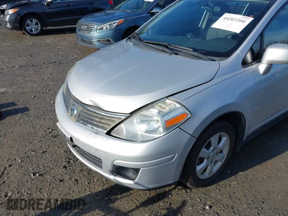✅ 2008 Nissan Versa S • VIN: 3N1BC13E18L411504 • Lot: 44203580. Wystawiony na IAAI z przebiegiem 83 709 mil. Bezpłatny archiwum sprzedaży aukcyjnych z USA i szczegółowy raport historii pojazdu na DreamBid. Zdjęcie 6.