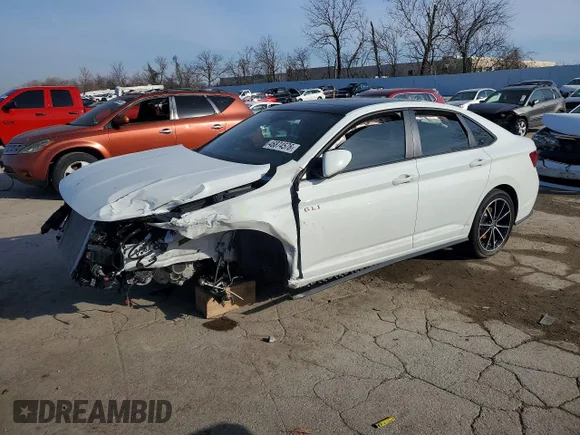 ✅ 2025 Volkswagen Jetta Autobahn • VIN: 3VW1T7BU6SM045591 • Лот: 46874576. Опубликован ранее на Copart с пробегом 3 664 миль. Бесплатный доступ к архиву аукционных продаж из США и подробный отчёт об истории автомобиля на DreamBid. Изображение 1.