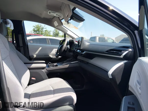 ✅ 2025 Toyota Sienna LE • VIN: 5TDKRKEC4SS240763 • Lot: 45012893. Wystawiony na IAAI z przebiegiem 40 929 mil. Bezpłatny archiwum sprzedaży aukcyjnych z USA i szczegółowy raport historii pojazdu na DreamBid. Zdjęcie 5.