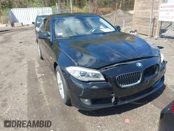 ✅ 2013 BMW 5 Series 528i xDrive • VIN: WBAXH5C55DD113904 • Лот: 45044675. Опубліковано раніше на IAAI з пробігом 138 351 миль. Безкоштовний доступ до архіву аукціонних продажів зі США та докладний звіт про історію автомобіля на DreamBid. Зображення 1.