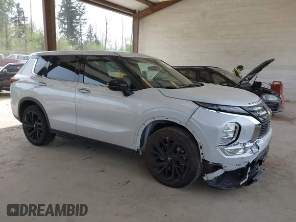 ✅ 2024 Mitsubishi Outlander SE • VIN: JA4J4VA81RZ073424 • Lot: 45008720. Wystawiony na IAAI z przebiegiem 17 269 mil. Bezpłatny archiwum sprzedaży aukcyjnych z USA i szczegółowy raport historii pojazdu na DreamBid. Zdjęcie 1.