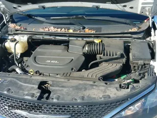 ✅ 2017 Chrysler Pacifica LX • VIN: 2C4RC1CG8HR521157 • Lot: 43709557. Wystawiony na IAAI z przebiegiem 104 885 mil. Bezpłatny archiwum sprzedaży aukcyjnych z USA i szczegółowy raport historii pojazdu na DreamBid. Zdjęcie 18.