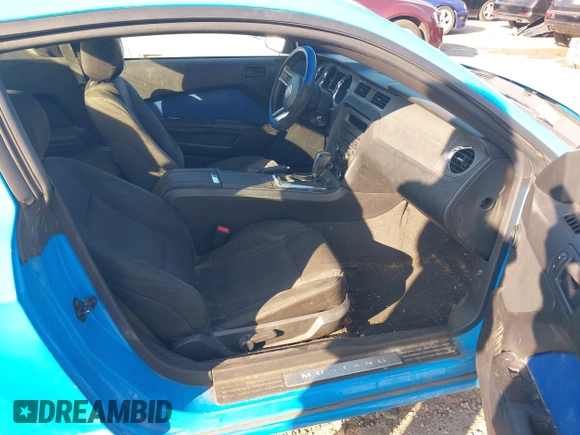 ✅ 2013 Ford Mustang V6 • VIN: 1ZVBP8AM7D5252113 • Lot: 44013630. Wystawiony na IAAI z przebiegiem 159 000 mil. Bezpłatny archiwum sprzedaży aukcyjnych z USA i szczegółowy raport historii pojazdu na DreamBid. Zdjęcie 5.