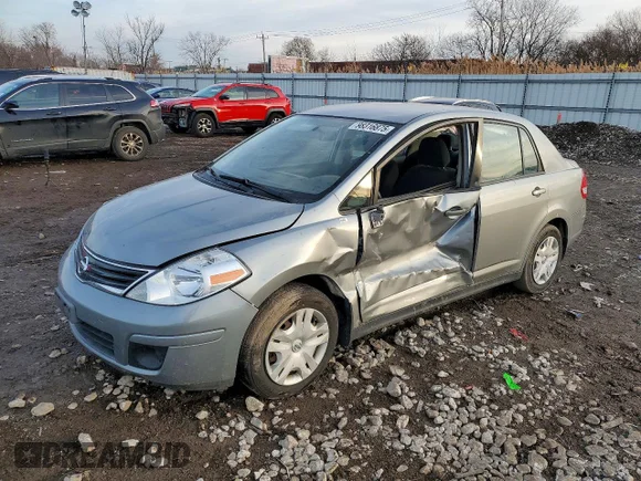 ✅ 2011 Nissan Versa SL • VIN: 3N1BC1AP9BL358367 • Лот: 98316875. Опубліковано раніше на Copart з пробігом Не вказано. Безкоштовний доступ до архіву аукціонних продажів зі США та докладний звіт про історію автомобіля на DreamBid. Зображення 1.
