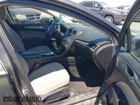 ✅ 2020 Ford Fusion S • VIN: 3FA6P0G70LR263091 • Lot: 45301409. Wystawiony na IAAI z przebiegiem 65 246 mil. Bezpłatny archiwum sprzedaży aukcyjnych z USA i szczegółowy raport historii pojazdu na DreamBid. Zdjęcie 5.