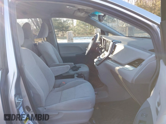 ✅ 2017 Toyota Sienna LE • VIN: 5TDJZ3DC9HS183536 • Lot: 44115821. Wystawiony na IAAI z przebiegiem 67 852 mil. Bezpłatny archiwum sprzedaży aukcyjnych z USA i szczegółowy raport historii pojazdu na DreamBid. Zdjęcie 5.