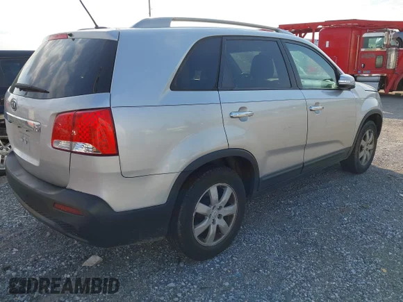 ✅ 2012 Kia Sorento LX • VIN: 5XYKT4A69CG198019 • Lot: 44960585. Wystawiony na IAAI z przebiegiem 165 095 mil. Bezpłatny archiwum sprzedaży aukcyjnych z USA i szczegółowy raport historii pojazdu na DreamBid. Zdjęcie 4.