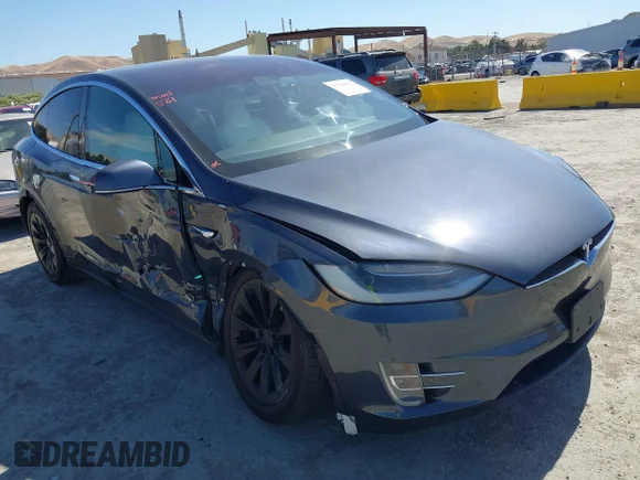 ✅ 2017 Tesla Model X 90D • VIN: 5YJXCDE2XHF077253 • Lot: 42384042. Wystawiony na IAAI z przebiegiem 82 650 mil. Bezpłatny archiwum sprzedaży aukcyjnych z USA i szczegółowy raport historii pojazdu na DreamBid. Zdjęcie 1.