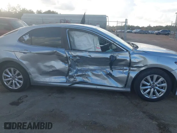 ✅ 2019 Toyota Camry LE • VIN: 4T1B11HKXKU240603 • Lot: 43701233. Wystawiony na IAAI z przebiegiem 182 825 mil. Bezpłatny archiwum sprzedaży aukcyjnych z USA i szczegółowy raport historii pojazdu na DreamBid. Zdjęcie 6.