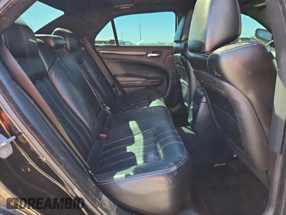 ✅ 2015 Chrysler 300 S • VIN: 2C3CCABT2FH921016 • Lot: 75834445. Wystawiony na Copart z przebiegiem 137 201 mil. Bezpłatny archiwum sprzedaży aukcyjnych z USA i szczegółowy raport historii pojazdu na DreamBid. Zdjęcie 10.