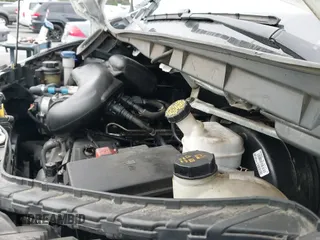 ✅ 2019 Ford Transit • VIN: 1FTYE9ZM3KKB11440 • Lot: 43321368. Wystawiony na IAAI z przebiegiem 63 069 mil. Bezpłatny archiwum sprzedaży aukcyjnych z USA i szczegółowy raport historii pojazdu na DreamBid. Zdjęcie 19.