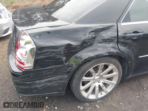 ✅ 2008 Chrysler 300 C SRT-8 • VIN: 2C3KA73W18H245528 • Lot: 40807465. Wystawiony na IAAI z przebiegiem 151 649 mil. Bezpłatny archiwum sprzedaży aukcyjnych z USA i szczegółowy raport historii pojazdu na DreamBid. Zdjęcie 6.