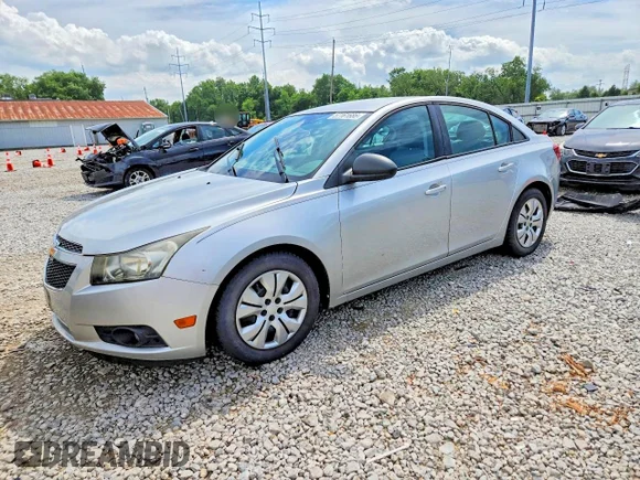 ✅ 2013 Chevrolet Cruze LS • VIN: 1G1PA5SH7D7136076 • Lot: 57161686. Listed on Copart with 84,763 mi. Free auction sales archive from the USA and detailed vehicle history report at DreamBid. Image 1.
