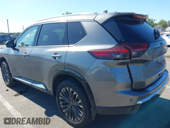✅ 2025 Nissan Rogue Platinum • VIN: JN8BT3DDXSW472239 • Lot: 43086143. Wystawiony na IAAI z przebiegiem 6 026 mil. Bezpłatny archiwum sprzedaży aukcyjnych z USA i szczegółowy raport historii pojazdu na DreamBid. Zdjęcie 3.