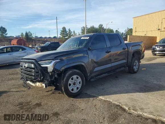 ✅ 2025 Toyota Tundra SR • VIN: 5TFKB5DB6SX314452 • Lot: 75180135. Wystawiony na Copart z przebiegiem 2 944 mil. Bezpłatny archiwum sprzedaży aukcyjnych z USA i szczegółowy raport historii pojazdu na DreamBid. Zdjęcie 1.