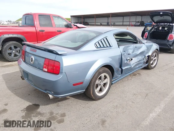 ✅ 2006 Ford Mustang GT Deluxe • VIN: 1ZVFT82H965101209 • Lot: 44351687. Wystawiony na IAAI z przebiegiem 205 977 mil. Bezpłatny archiwum sprzedaży aukcyjnych z USA i szczegółowy raport historii pojazdu na DreamBid. Zdjęcie 4.