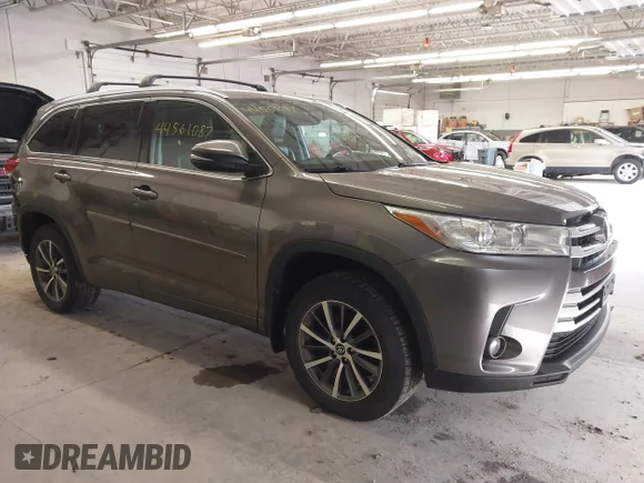 ✅ 2018 Toyota Highlander SE • VIN: 5TDJZRFH3JS892898 • Lot: 44561087. Wystawiony na IAAI z przebiegiem 128 547 mil. Bezpłatny archiwum sprzedaży aukcyjnych z USA i szczegółowy raport historii pojazdu na DreamBid. Zdjęcie 1.
