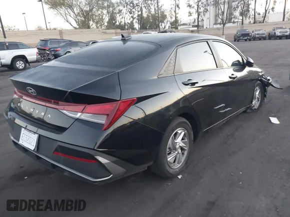 ✅ 2025 Hyundai Elantra SE • VIN: KMHLL4DG9SU853300 • Lot: 43648975. Wystawiony na IAAI z przebiegiem 18 572 mil. Bezpłatny archiwum sprzedaży aukcyjnych z USA i szczegółowy raport historii pojazdu na DreamBid. Zdjęcie 4.