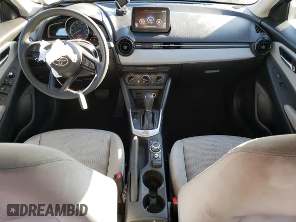 ✅ 2019 Toyota Yaris L • VIN: 3MYDLBYV8KY518050 • Лот: 70499492. Опубликован ранее на Copart с пробегом 54 908 миль. Бесплатный доступ к архиву аукционных продаж из США и подробный отчёт об истории автомобиля на DreamBid. Изображение 8.