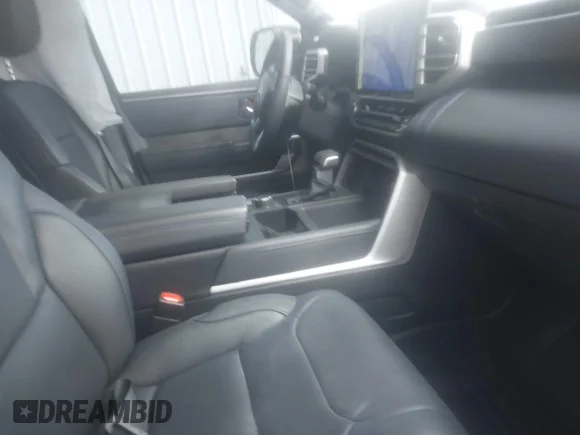 ✅ 2024 Toyota Sequoia SR5 • VIN: 7SVAAABA9RX043632 • Lot: 43450775. Wystawiony na IAAI z przebiegiem 15 819 mil. Bezpłatny archiwum sprzedaży aukcyjnych z USA i szczegółowy raport historii pojazdu na DreamBid. Zdjęcie 5.