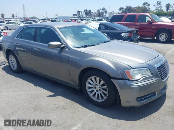 ✅ 2012 Chrysler 300 • VIN: 2C3CCAAG6CH135123 • Lot: 45481609. Wystawiony na IAAI z przebiegiem 153 877 mil. Bezpłatny archiwum sprzedaży aukcyjnych z USA i szczegółowy raport historii pojazdu na DreamBid. Zdjęcie 1.