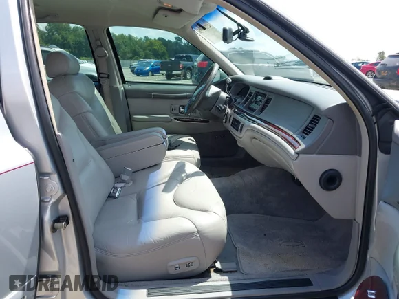 ✅ 1997 Lincoln Town Car Cartier • VIN: 1LNLM83W9VY629101 • Lot: 43106593. Wystawiony na IAAI z przebiegiem 105 143 mil. Bezpłatny archiwum sprzedaży aukcyjnych z USA i szczegółowy raport historii pojazdu na DreamBid. Zdjęcie 5.
