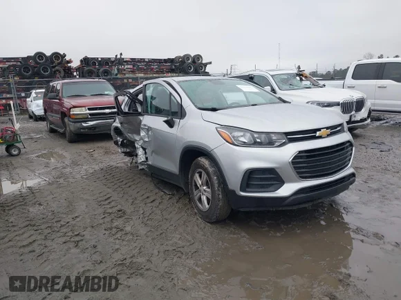 ✅ 2021 Chevrolet Trax LS • VIN: KL7CJKSB3MB317878 • Lot: 44316578. Wystawiony na IAAI z przebiegiem 54 882 mil. Bezpłatny archiwum sprzedaży aukcyjnych z USA i szczegółowy raport historii pojazdu na DreamBid. Zdjęcie 1.