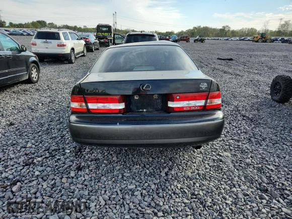 ✅ 2000 Lexus ES 300 • VIN: JT8BF28G2Y0265632 • Lot: 84038085. Wystawiony na Copart z przebiegiem 246 831 mil. Bezpłatny archiwum sprzedaży aukcyjnych z USA i szczegółowy raport historii pojazdu na DreamBid. Zdjęcie 6.
