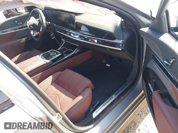 ✅ 2025 BMW 7 Series 740i • VIN: WBA23EH00SCV55241 • Lot: 44282968. Wystawiony na IAAI z przebiegiem 9 825 mil. Bezpłatny archiwum sprzedaży aukcyjnych z USA i szczegółowy raport historii pojazdu na DreamBid. Zdjęcie 5.